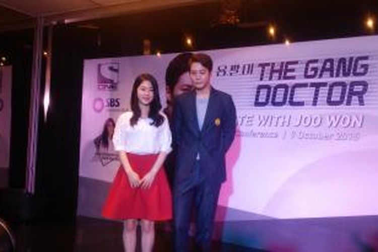 Park Hye Su (kiri) dan Joo Won (kanan) diabadikan usai jumpa pers meet and greet 'Kencan dengan Joo Won' di Hotel Keraton, Jakarta Pusat, Jumat (9/10/2015).