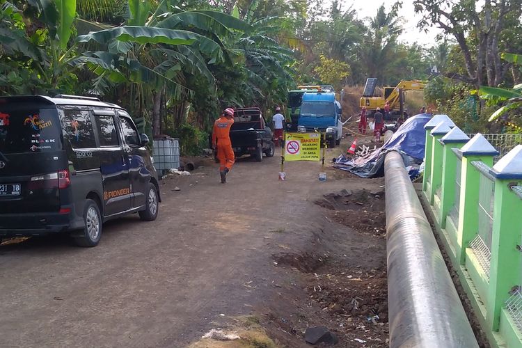 Akses jalan ditutup karena ada perbaikan pipa Pertamina yang bocor di Dusun Sidadadi, Desa Tarisi, Kecamatan Wanareja, Kabupaten Cilacap, Jawa Tengah, Jumat (11/10/2019)