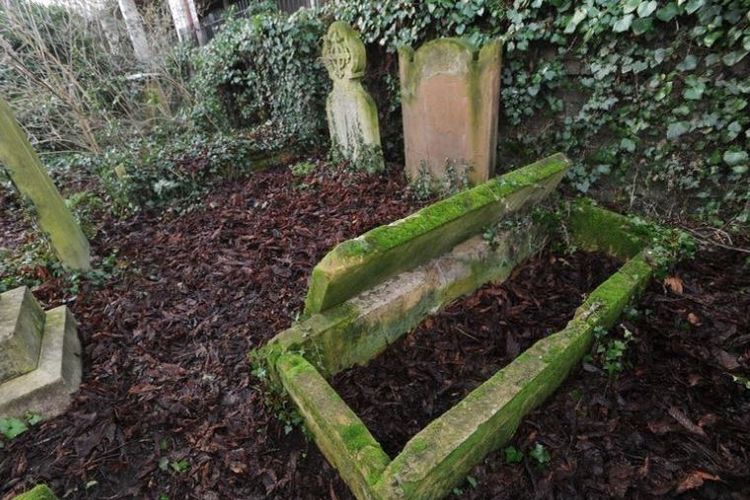 Petugas banyak menemukan makam di Pemakaman Mill Road, Cambridge, dalam kondisi terbuka yang diyakini dilakukan para tunawisma agar mereka dapat tidur di dalamnya.