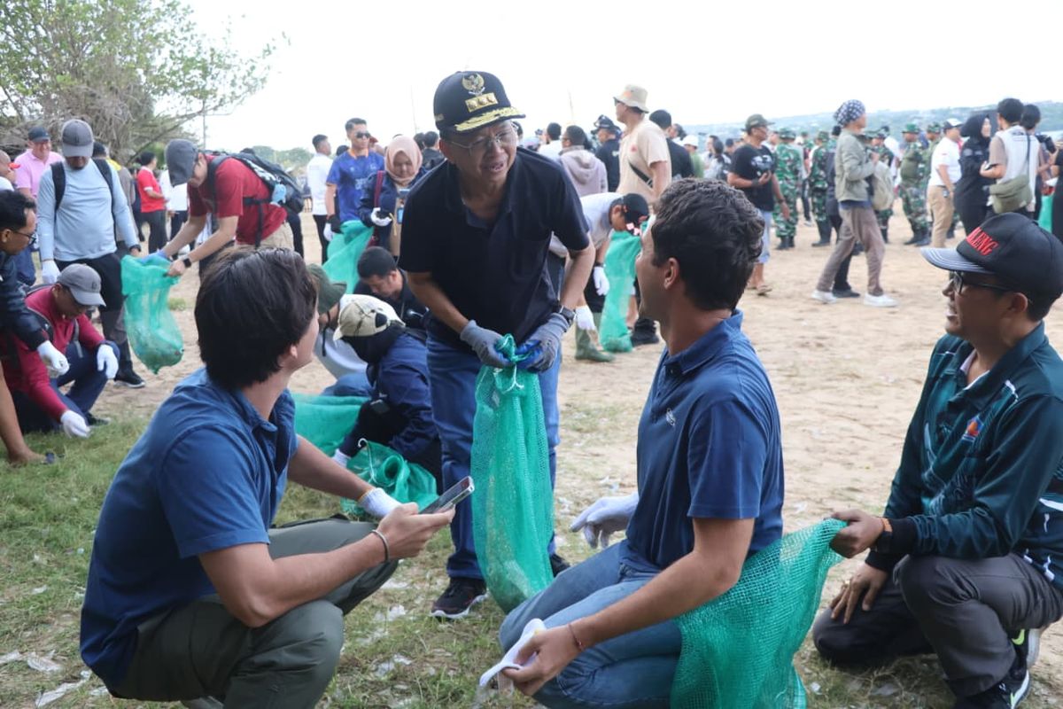 Gubernur Bali Wayan Koster dalam aksi kerja bakti bersih-bersih sampah laut di Pantai Kedonganan, Kabupaten Badung, Jumat (6/2/2026).