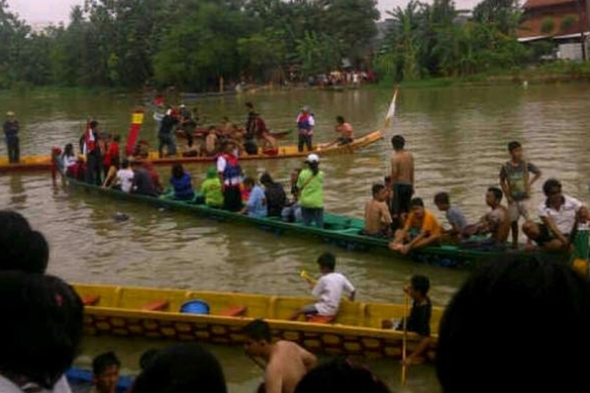 Masyarakat Kota Tangerang berbaur dengan masyarakat etnis Tionghoa tampak memenuhi pinggiran Sungai Cisadane menyaksikan Festival Pe Chun, Senin (2/6/2014).