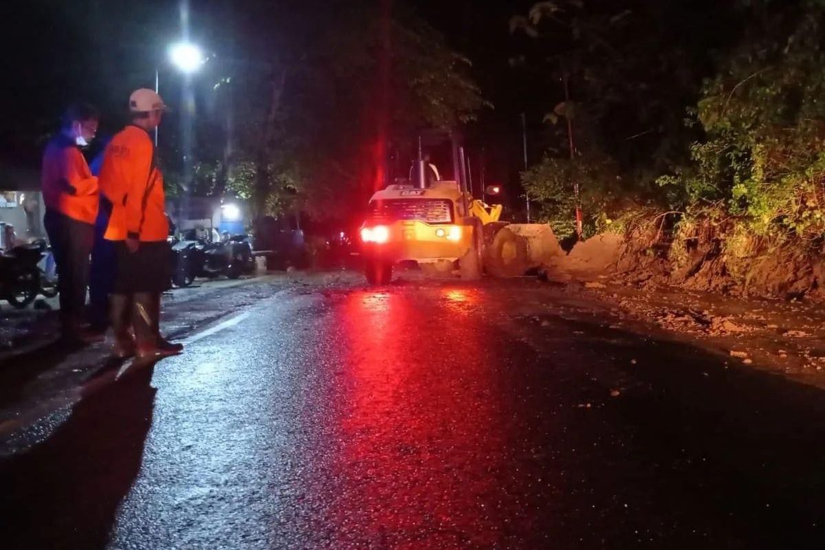 Proses pembersihan material longsor di Desa Sumber Waru Kecamatan Waru Kabupaten Kabupaten Pamekasan oleh BPBD Pamekasan pada Rabu (9/3/2022) malam menggunakan excavator milik Dinas Pekerjaan Umum Pemkab Pamekasan.