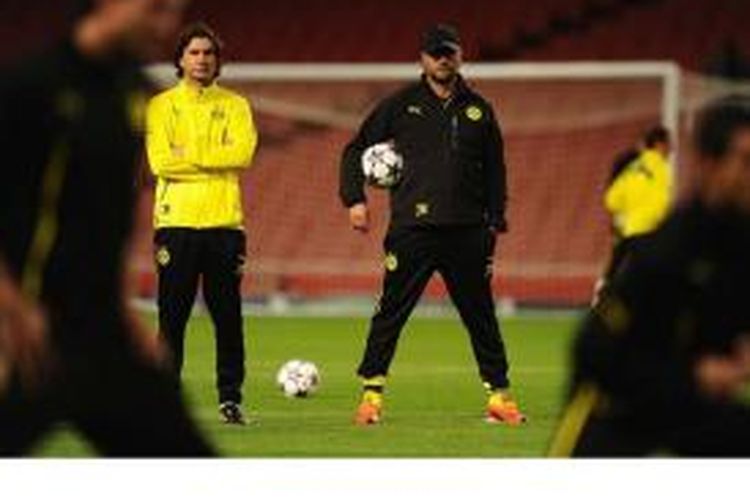 Zelko Buvac (kiri) dan Juergen Klopp saat masih bersama-sama di Borussia Dortmund. Kini mereka bekerja sama lagi di Liverpool.