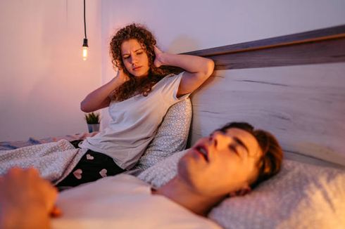Apa yang Menyebabkan Seseorang Bisa Mengigau Saat Tidur?