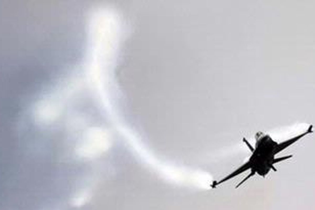 A Lockheed Martin F16 Jet fighter performs during a demonstration flight at the 49th Paris Air Show at le Bourget airport, east of Paris, Saturday June 25, 2011.