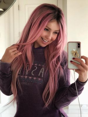 Artis. peran asal Meksiko Thalia tampil dengan rambut warna pink