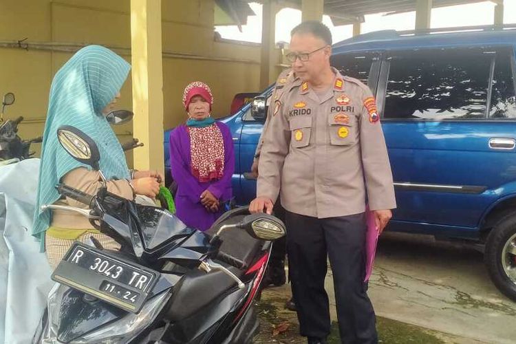 Tersangka pencurian sepesa motor berinisial SN (kiri) diamankan di Mapolsek Purwokerto Barat, Kabupaten Banyumas, Jawa Tengah.