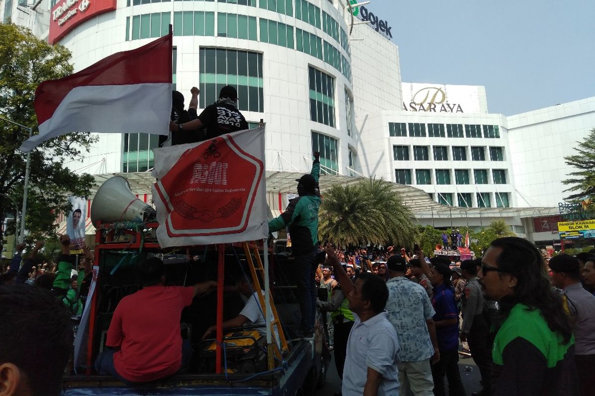 Ratusan Pengemudi Taksi Online melakukan demonstrasi di depan kantor Gojek di kawasan Blok M, Jakarta Selatan, Senin (5/8/2019) 