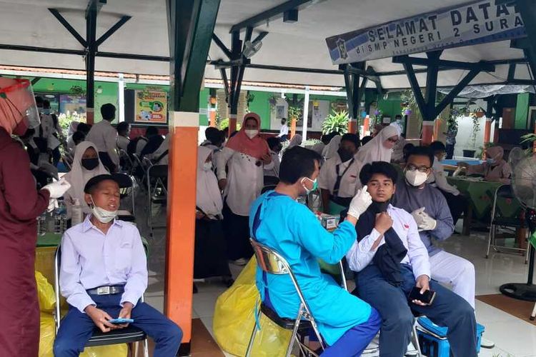 Sejumlah siswa dan guru SMP di Kota Surabaya menjalani tes swab untuk memastikan kondisi mereka sehat saat melaksanakan pembelajaran tatap muka (PTM), Rabu (27/10/2021).