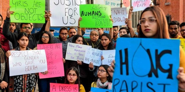 Massa membentangkan spanduk berisi tuntutan agar pelaku dihukum mati setelah gadis 27 tahun diperkosa dan dibunuh di Hyderabad, India.