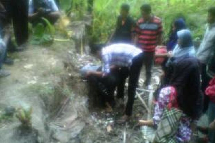 Air mata nenek dari Rany Atskilla (22) tak terbendung ketika mendatangi sebuah kolam kering di area persawahan Dusun Kanoman Banyuraden, Gamping Sleman, Selasa (16/9/2014) pagi. Di lokasi itulah jasad cucunya ditemukan.