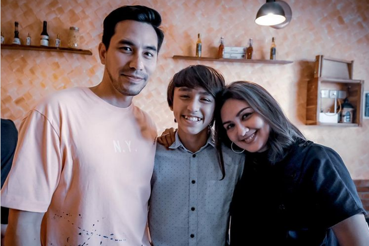Pasangan Darius Sinathrya dan Donna Agnesia bersama putra sulung mereka, Lionel, yang akan bersekolah sepak bola di Perancis.