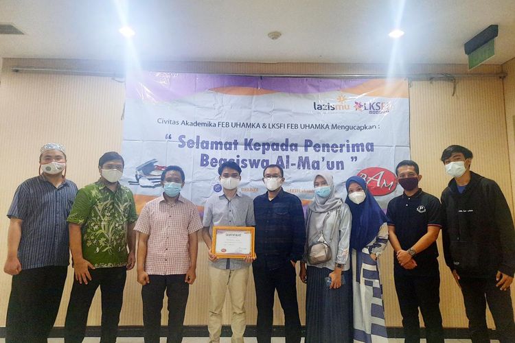 Laboratorium Kewirausahaan dan Filantropi Islam (LKSFI) Universitas Muhammadiyah Prof. Hamka (Uhamka) menyalurkan dana Beasiswa Al-Maun (BAM) semester ganjil 2020/2021 pada Senin, 2 Maret 2021.