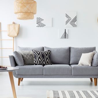 Ilustrasi sofa abu-abu di ruang tamu. 