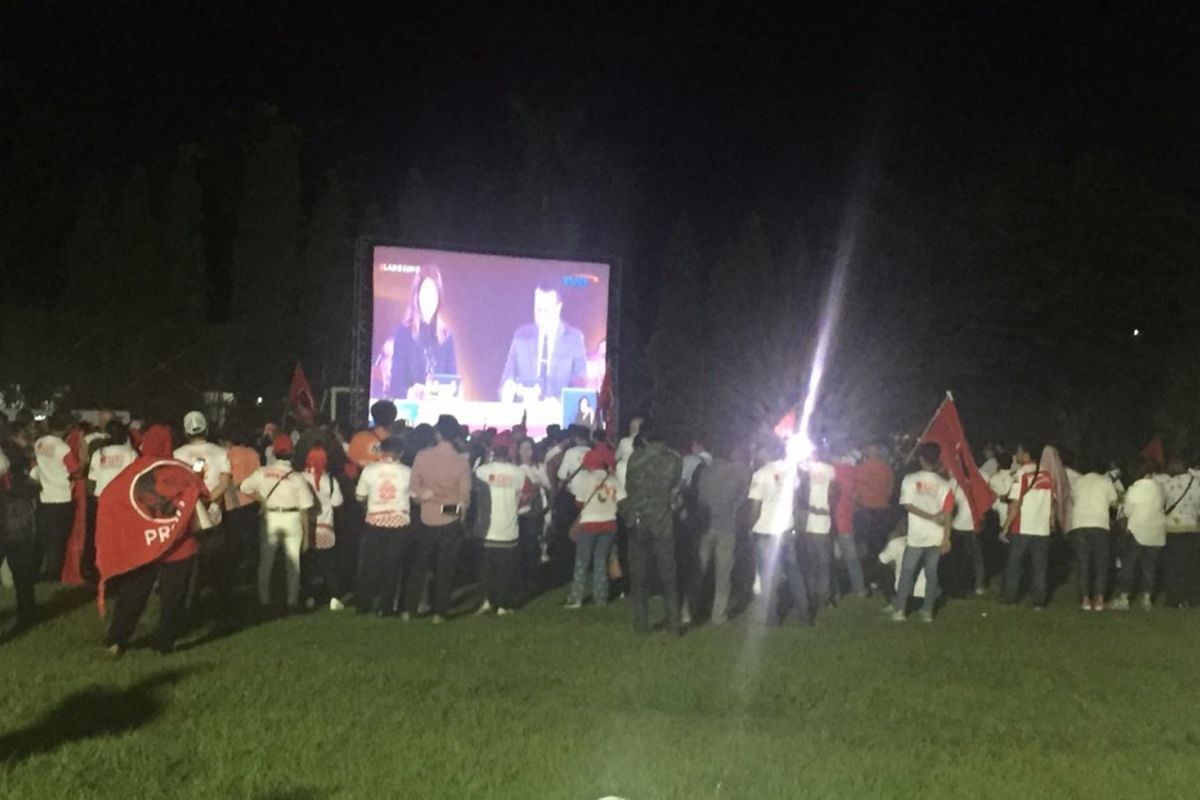 Kedua pendukung pasangan calon presiden dan calon wakil presiden saling menyoraki capres-cawapres lawan saat menyampaikan visi dan misi pada debat capres-cawapres di Hotel Bidakara, Jakarta Selatan, Kamis (17/1/2019).