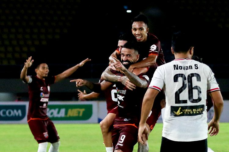 Pemain asing Borneo FC Francisco Torres selebrasi seusai menyamakan kedudukan 2-2 pada pertandingan pekan 17 Liga 1 2021-2022 melawan Madura United di Stadion Manahan Solo, Selasa (14/12/2021) malam.