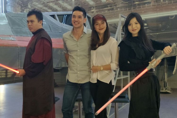 Andrew White dan  Nana Mirdad menghadiri perayaan kehadiran Star Wars: The Last Jedi di Mal Kelapa Gading 3, Jakarta Utara, Minggu (17/12/2017).