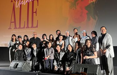 Deretan pemain film Rumah Untuk Alie di Epicentrum, Kuningan, Jakarta Selatan, baru-baru ini.