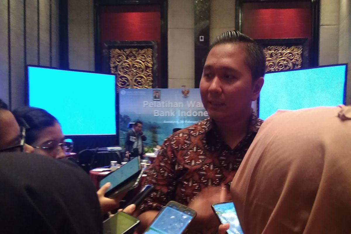 Kepala Ekonom PT Bank Permata Josua Pardede saat diwawancarai media di Bandung, Sabtu (29/2/2020).