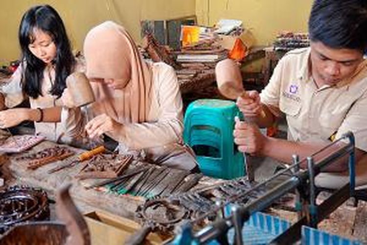 Sejumlah siswa SMP Negeri 6 Jepara praktik mengukir di Bengkel Ukir SMP Negeri 6 Jepara, Kabupaten Jepara, Jawa Tengah, beberapa waktu lalu. Di SMP tersebut, Openbare Ambachtsschool atau Sekolah Ukir Jepara pertama kali didirikan Pemerintah Hindia Belanda pada 1929 sebagai penghargaan kepada RA Kartini yang memperkenalkan ukiran Jepara ke Eropa.