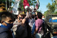 Polisi Ingatkan Massa Pendukung Paslon di KPUD Gresik Patuhi Protokol Kesehatan