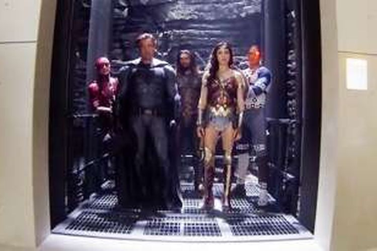 Kegiatan di balik layar film Justice League menampilkan Batman, Wonder Woman, Aquaman, The Flash, dan Cyborg dalam satu adegan.
