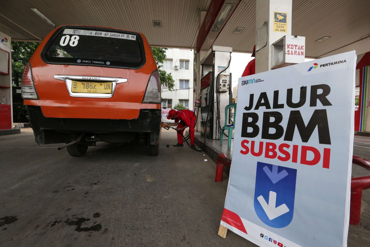 Angkutan Kota D08 mengisi bahan bakar minyak (BBM) subsidi Pertalite di SPBU di Depok, Senin (5/9/2022). Organda memastikan adanya kenaikan tarif angkutan umum imbas dari kenaikan BBM subsidi jenis Pertalite dan Solar.