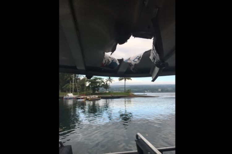 Atap kapal yang rusak akibat terkena bom lava dari gunung api Kilauea di Hawaii, Amerika Serikat, pada Senin (16/7/2018). (AFP/HAWAII DNLR)