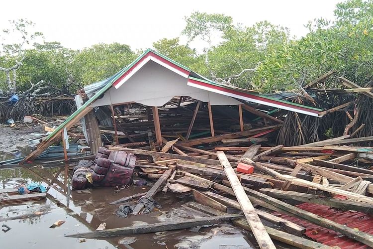 Sebanyak 11 rumah warga Desa Bahari Makmur, Kecamatan Siotapina, Kabupaten Buton, Sulawesi Tenggara hancur diterjang badai, Sabtu(24/12/2022) malam dini hari.