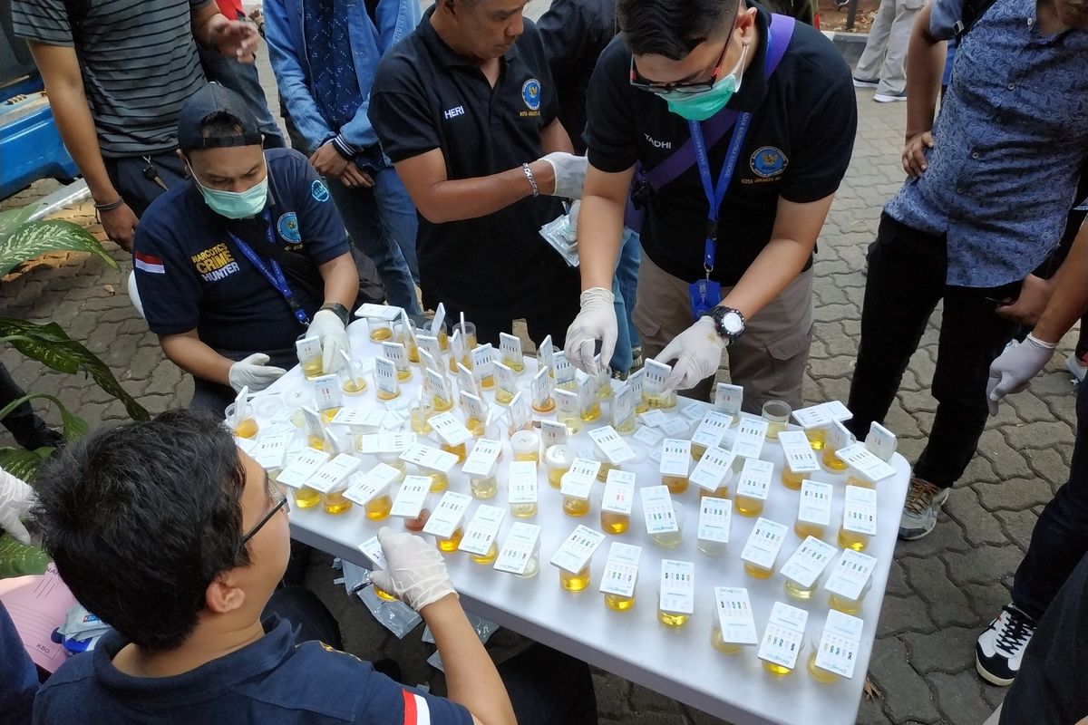 Petugas BNNK sedang melakukan tes urin terhadap mahasiswa dan dosen Universitas Nasional, Pasar Minggu, Jakarta Selatan pada Selasa (25/6)