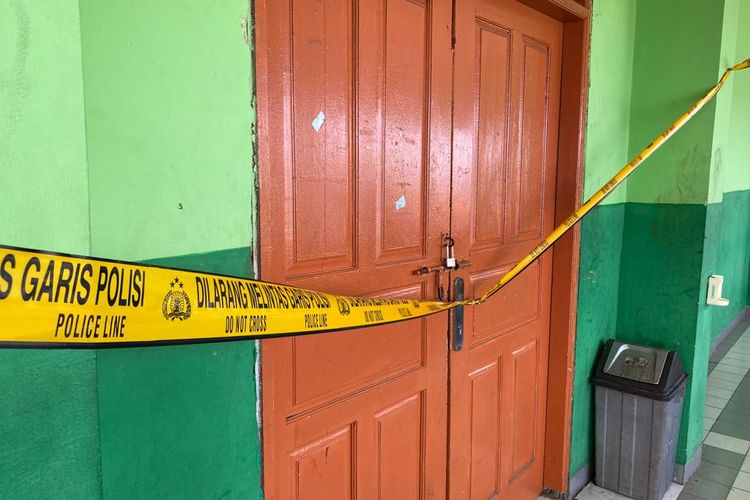 Ruang kelas SMP di Cengkareng, Jakarta Barat lokasi siswa diduga terjatuh dari lantai 4, Senin (9/10/2023). 