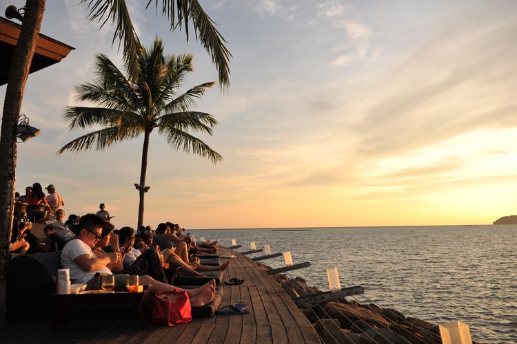 Menikmati pemandangan matahari terbenam dari sunset bar Shangri-La Tanjung Aru Resort.