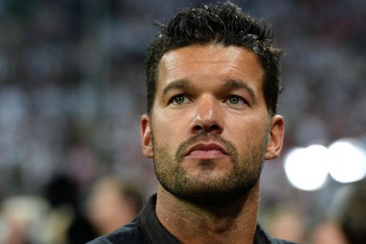 Michael Ballack menilai mantan klubnya, Bayern Muenchen, bakal kesulitan dalam melakoni permainan Atletico Madrid pada laga leg kedua semifinal Liga Champions, di Allianz Arena, Selasa (3/5/2016) waktu setempat.