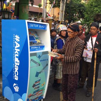 Bank buku berbentuk ATM pada acara karnaval yang dihadiri pegiat literasi, Yogyakarta, Minggu (20/8/2017).