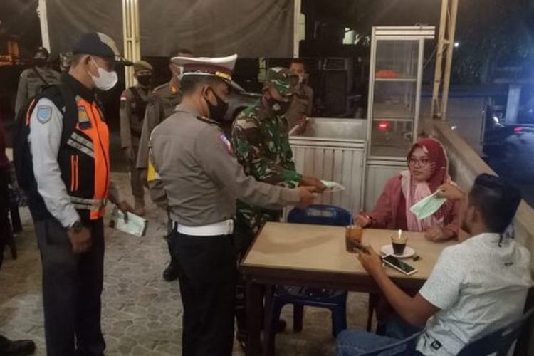 Operasi penegakan disiplin protokol kesehatan di salah satu kafe di Lhokseumawe, Selasa 911/4/2022) malam