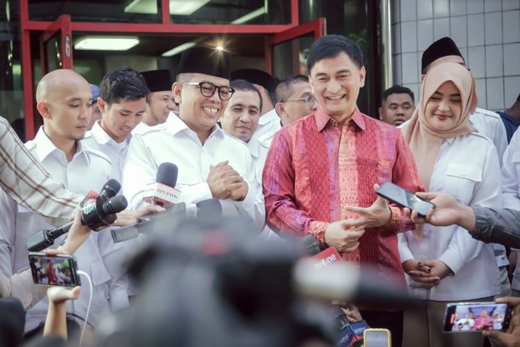 Dewan Pimpinan Pusat (DPP) Partai Gerindra menyerahkan formulir B-1 KWK kepada pasangan bakal calon Gubernur dan Wakil Gubernur Banten Andra Soni-Dimyati Natakusumah.
