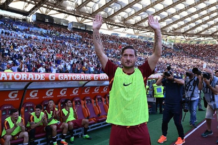 Francesco Totti membalas aplaus suporter di Stadion Olimpico jelang pertandingan antara AS Roma dan Genoa, Minggu (28/5/2017). 