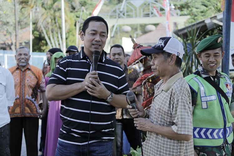 Wali Kota Semarang Hendrar Prihadi berbincang dengan warga saat menghadiri perlombaan mancing di Kampung Pelangi.