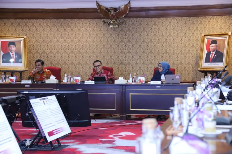 Menteri Pendayagunaan Aparatur Sipil Negara Reformasi Birokrasi (Menpan-RB) Abdullah Azwar Anas saat rapat dengan pihak kemendagri.