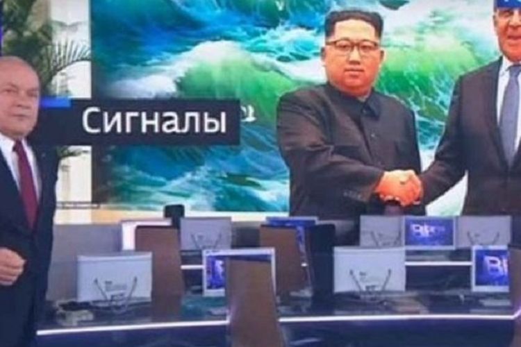 Dalam tayangan stasiun televisi Rusia Rossiya-1, gambar Pemimpin Korea Utara Kim Jong Un terlihat tersenyum ketika berjabat tangan dengan Menteri Luar Negeri Rusia Sergey Lavrov pekan lalu (31/5/2018). Padahal, dalam foto yang beredar secara luas, wajahnya serius.