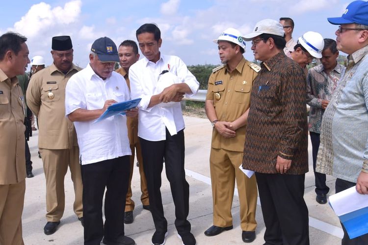 Presiden Joko Widodo meninjau kawasan Bukit Soeharto di Kabupaten Kutai Kartanegara, Kalimantan Timur, yang menjadi salah satu lokasi calon Ibu Kota baru, Selasa (7/5/2019).