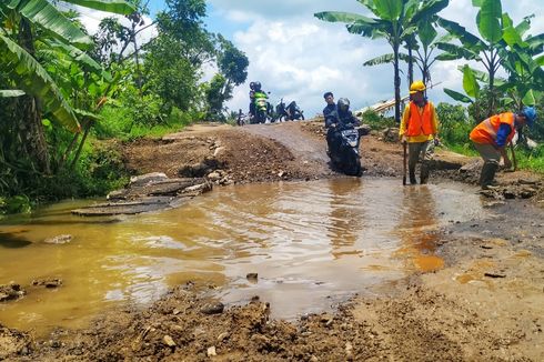 Jalan Provinsi yang Nyaris Putus di Sukabumi Sudah Bisa Dilintasi Motor