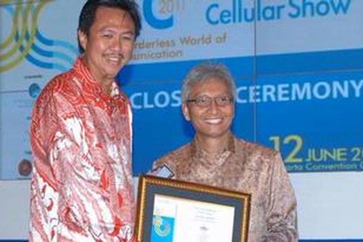 Hengky Setiawan, President dan CEO Telesindo (kiri) menerima penghargaan atas dedikasinya pada industri seluler tanah air (Lifetime Achievement) dari Agung Adiprasetyo, CEO Kompas Gramedia Group (kanan) pada ajang ICA 2011.
