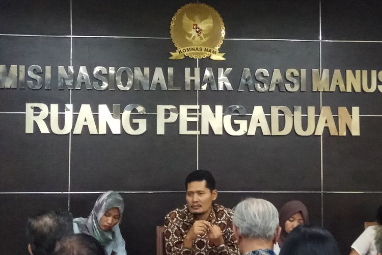 Komisioner Komisi Nasional (Komnas) Hak Asasi Manusia (HAM) Muhammad Nukhoiron saat menerima pengaduan Yayasan Penelitian Korban Pembunuhan 1965-1966 di kantor Komnas HAM, Jakarta, Selasa (24/10/2017).