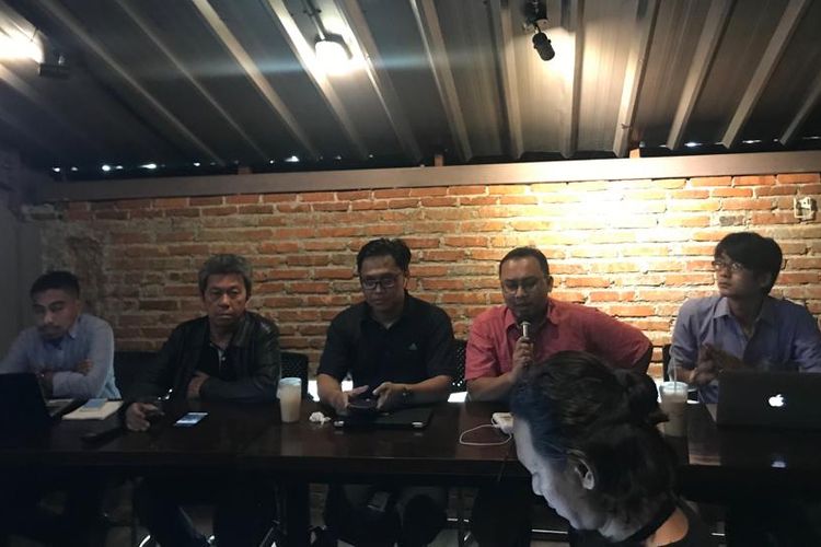 Ketua Konstitusi dan Demokrasi (KoDe) Inisiatif Veri Junaidi saat konferensi pers di Upnormal Coffee Roasters Wahid Hasyim, Jakarta Pusat, Kamis (25/4/2019). 
