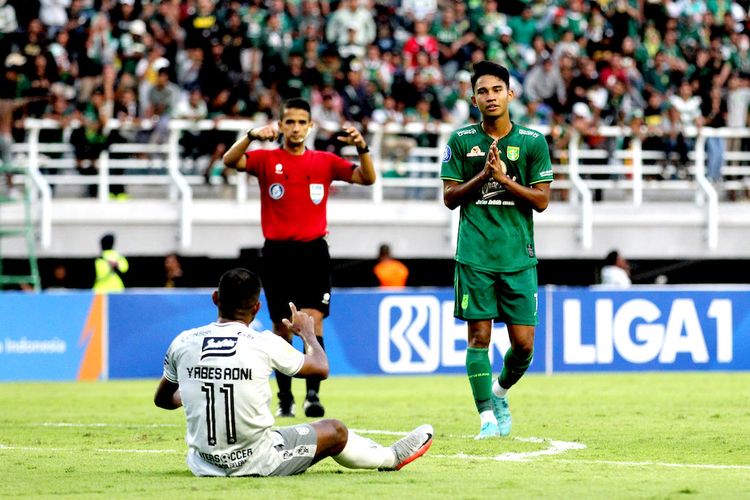 Ekspresi pemain muda Persebaya Surabaya Marselino Ferdinan (berdiri) dan pemain Bali United Yabes Roni (duduk) saat pertandingan pekan ke-8 Liga 1 2022-2023 yang berakhir dengan skor 0-1 di Stadion Gelora Bung Tomo Surabaya, Jumat (2/9/2022) sore.