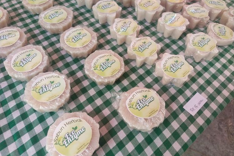 Siswa dan Siswi SMKN 1 Pocoranaka, Kecamatan Lambaleda Selatan, Kabupaten Manggarai Timur, Nusa Tenggara Timur mengembangkan keterampilan kewirausahaan dengan memproduksi Sabun Aroma Terapi Kopi dan Sabun Herbal Eco Enzyme dengan omset Rp 1.200.000.