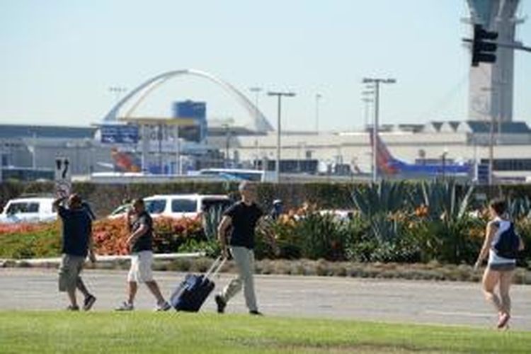 Para calon penumpang yang sedianya bertolak dari Bandara Internasional Los Angeles, Amerika Serikat, Jumat (1/11/2013), berhamburan keluar dari bandara menyusul insiden penembakan di bandara itu. Seluruh penerbangan dari dan menuju bandara ini dihentikan.