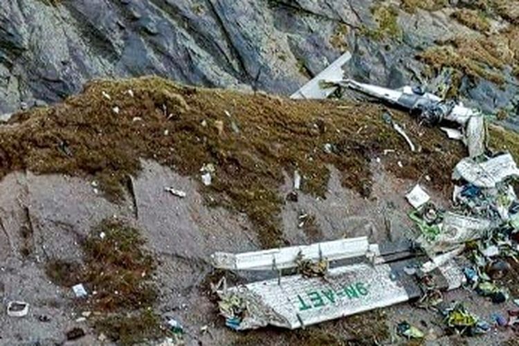 Puing-puing pesawat Twin Otter, yang dioperasikan oleh maskapai Nepal Tara Air, tergeletak di lereng gunung di Mustang pada 30 Mei 2022, sehari setelah jatuh. Tim penyelamat Nepal menarik 14 mayat pada 30 Mei dari puing-puing pesawat penumpang yang berserakan di lereng gunung yang hilang di Himalaya dengan 22 orang di dalamnya. 