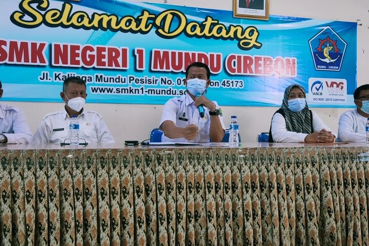 Kepala SMKN 1 Mundu Kabupaten Cirebon memberikan penjelasan terkait insiden yang menimpa Julius, di ruang aula SMKN 1 Mundu, Rabu (9/3/2022)